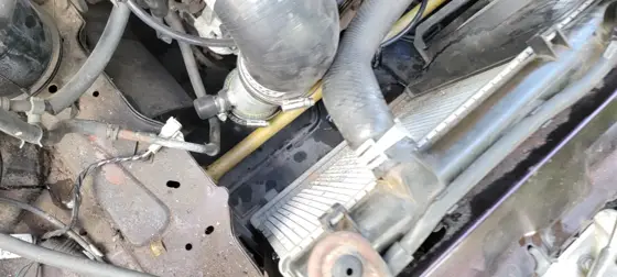 Intercooler pipe and chassis bracket